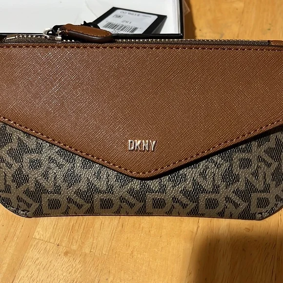 🛍️🏆Host Pick🏆 #793 NWT DKNY Wallet - Picture 3 of 13